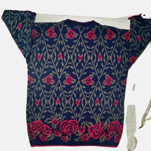 (M) Vintage United States Sweater Roses with Green Stems - Picture 3 of 4